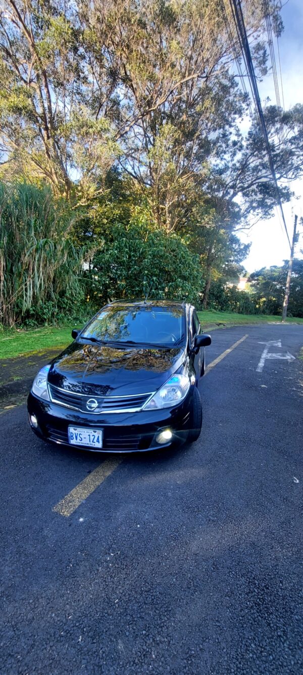 AUTOMOVIL TIPO SEDAN NISSAN Versa