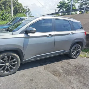 Alternative view of SUV CHEVROLET Captiva
