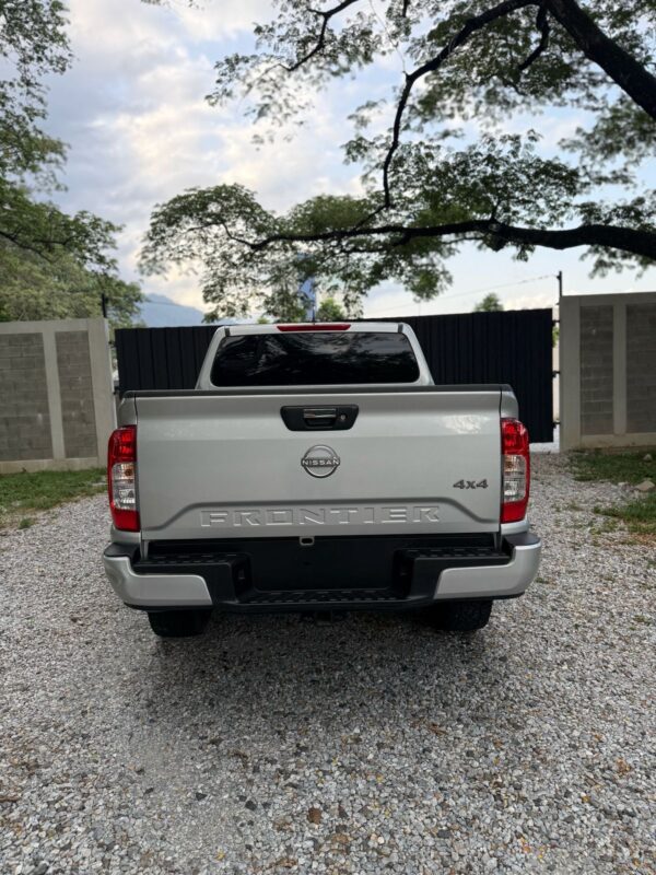 Nissan np300 - Imagen 5