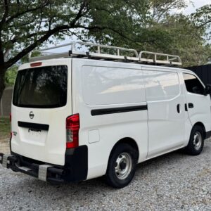 Alternative view of Nissan microbús